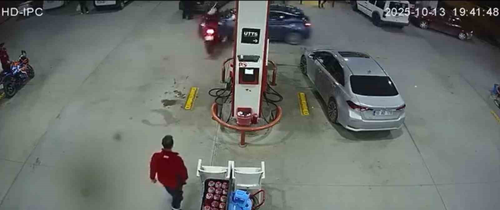 Akaryakıt istasyonundaki kaza kameralara yansıdı