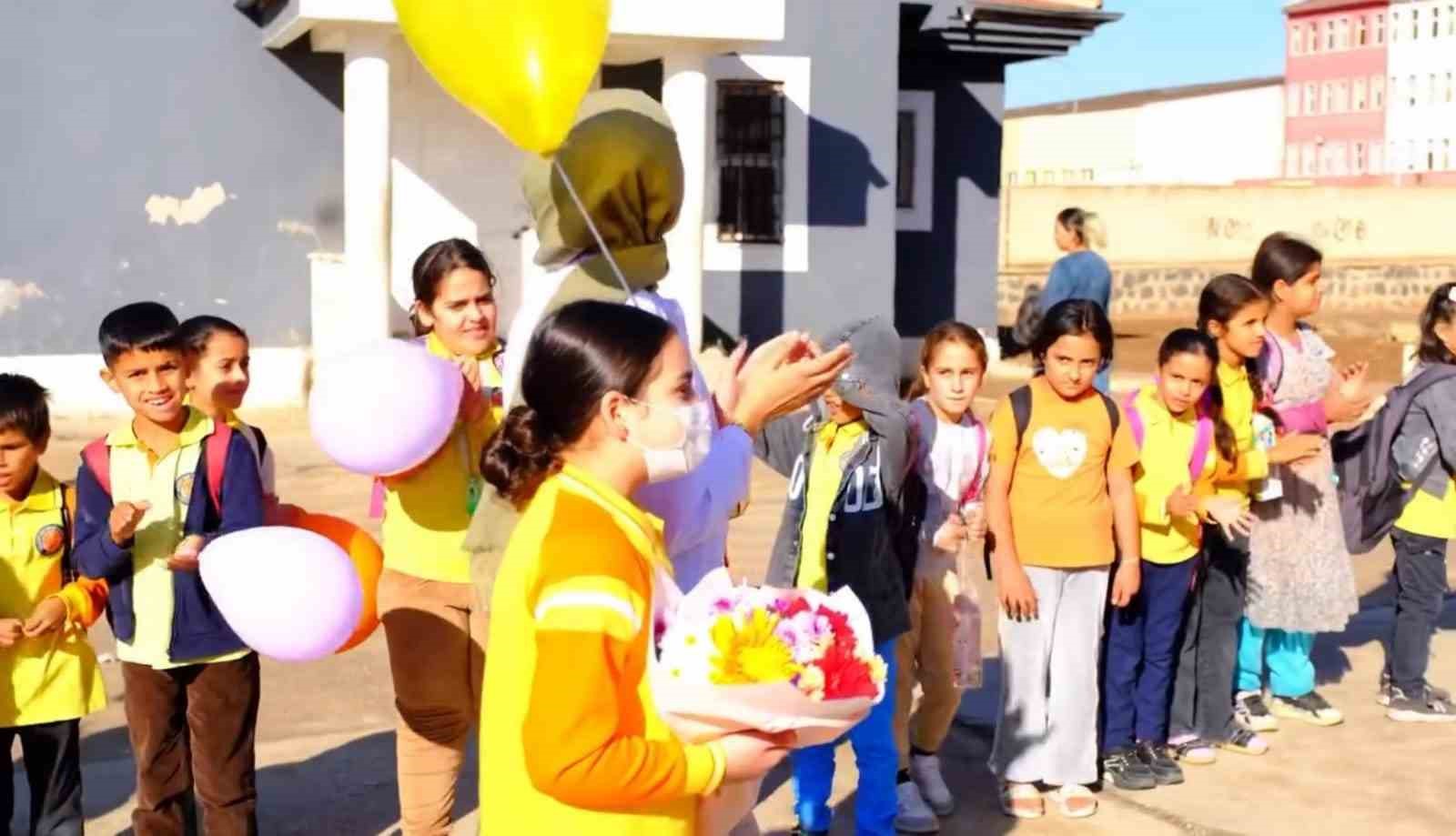 Lösemiyi yenip okuluna dönen 4’üncü sınıf öğrencisine görkemli karşılama
