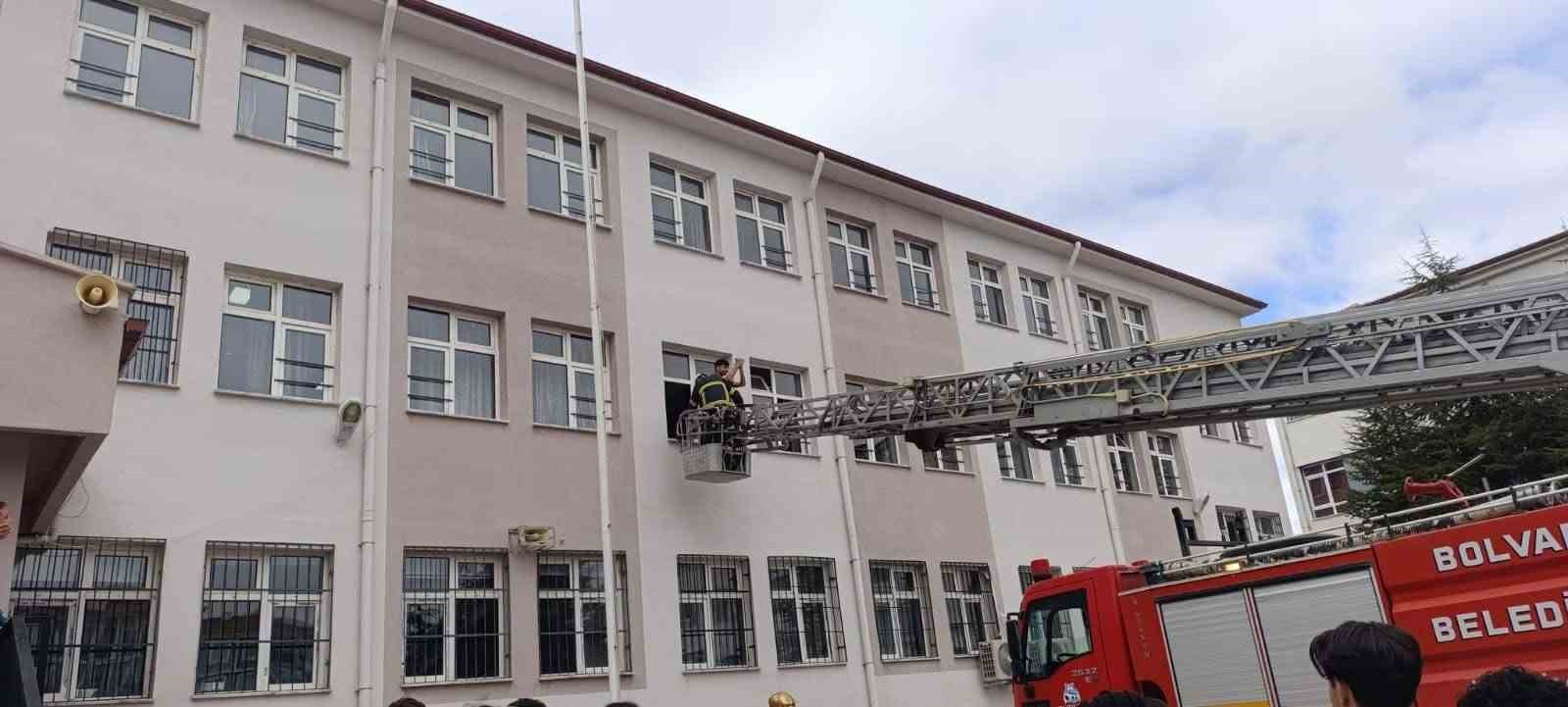 Bolvadin’de okullarda deprem ve tahliye tatbikatı