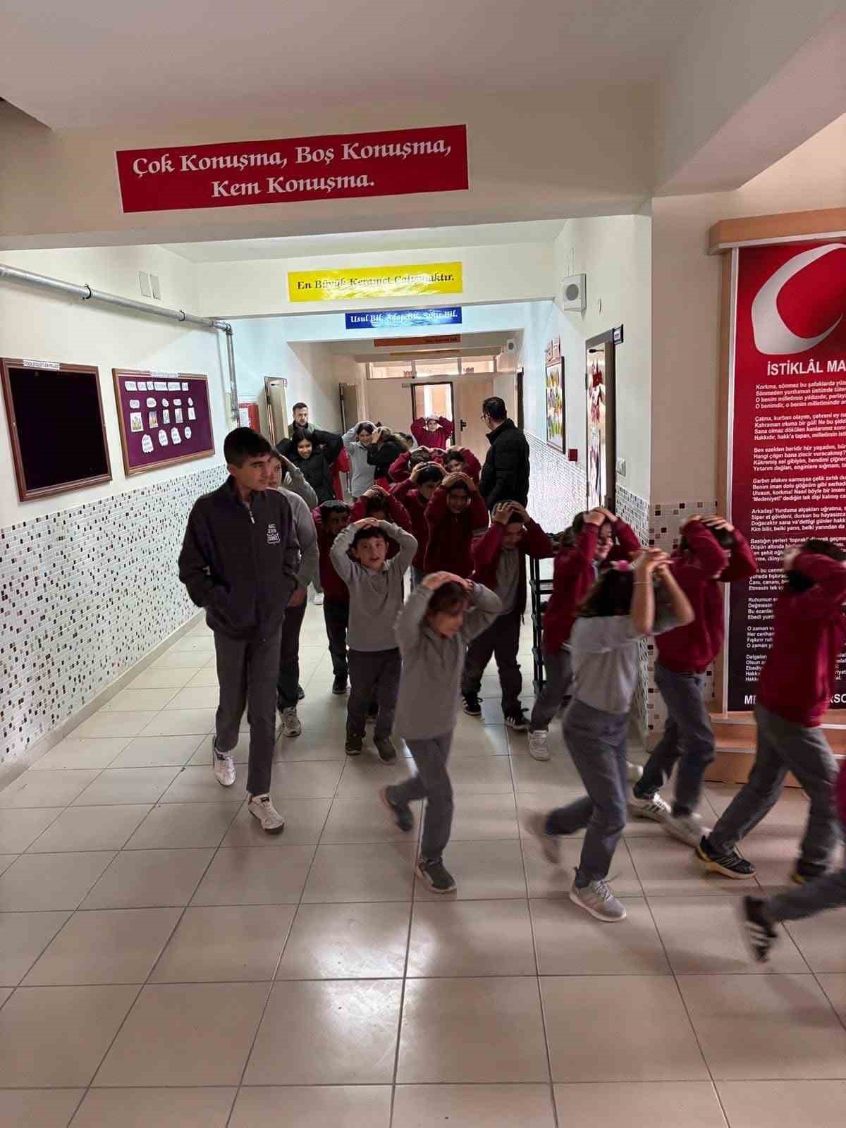 Bolvadin&rsquo;de okullarda deprem ve tahliye tatbikatı
