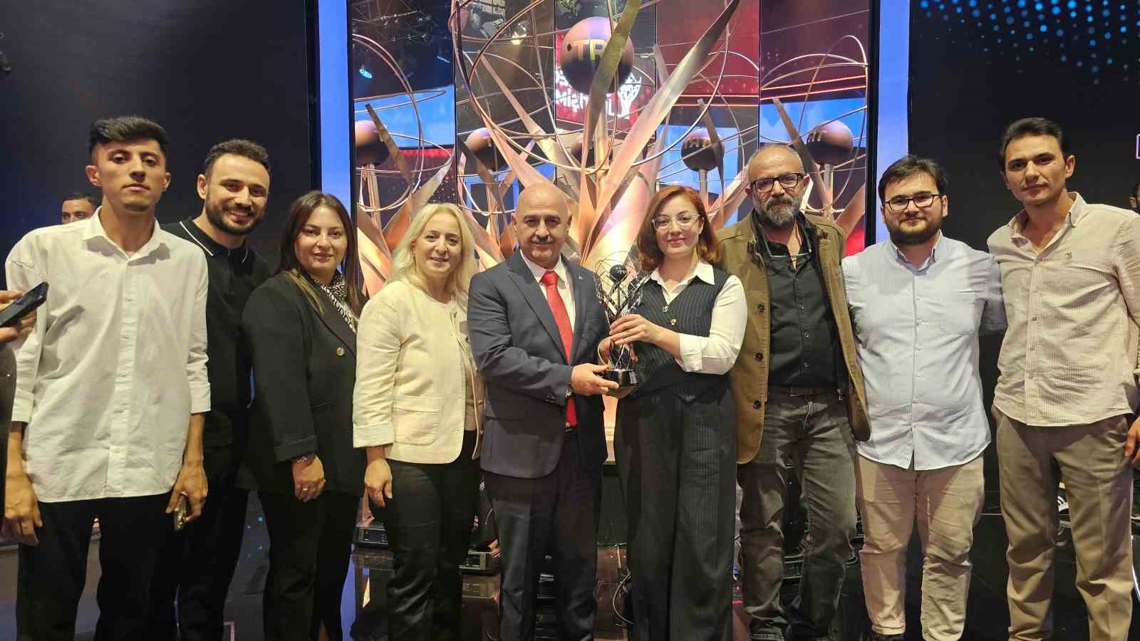 Düzce Üniversitesi geleceğin iletişimcileri yarışmasından ödülle döndü