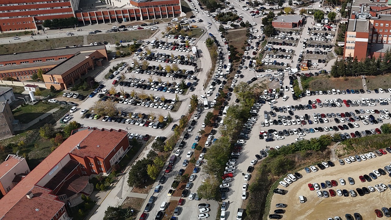 Hastane çevresinde yol kenarına gelişigüzel park eden araçlar ulaşımı aksatıyor
