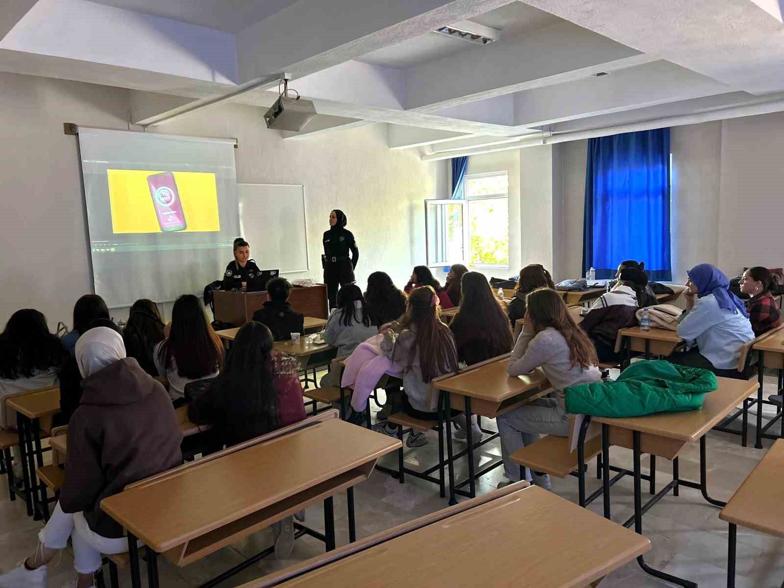 Üniversite öğrencilerine şiddetle mücadele anlatıldı