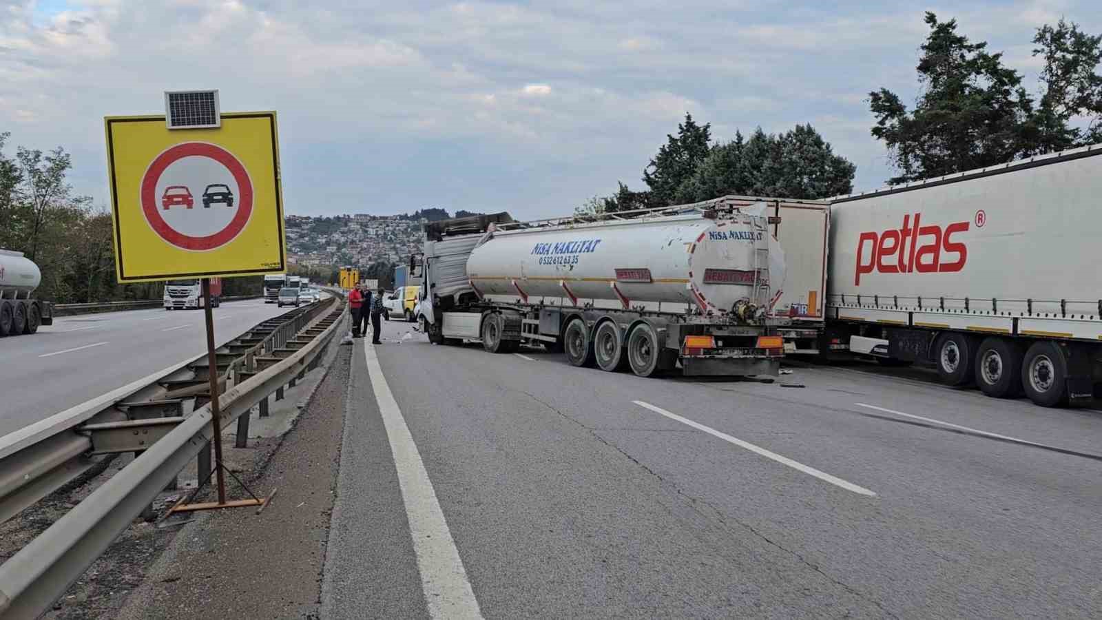 Otoyolda kaza: Hurdaya dönen tırdan burnu bile kanamadan çıktı
