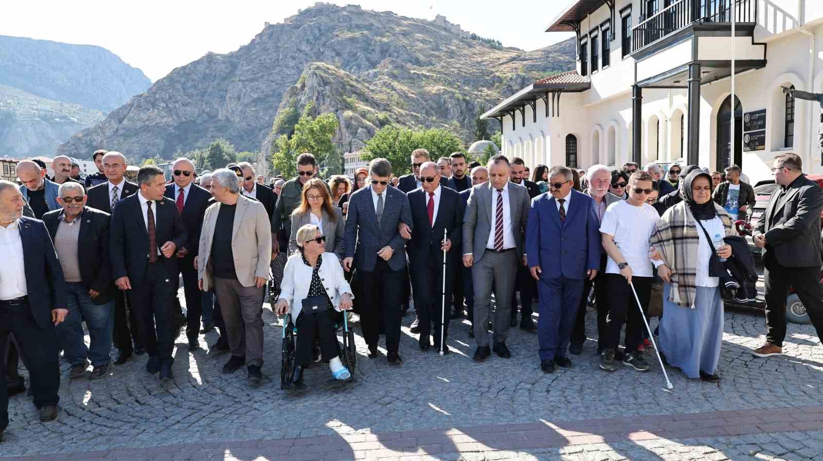 Amasya&rsquo;da görme engellilere beyaz baston dağıtıldı
