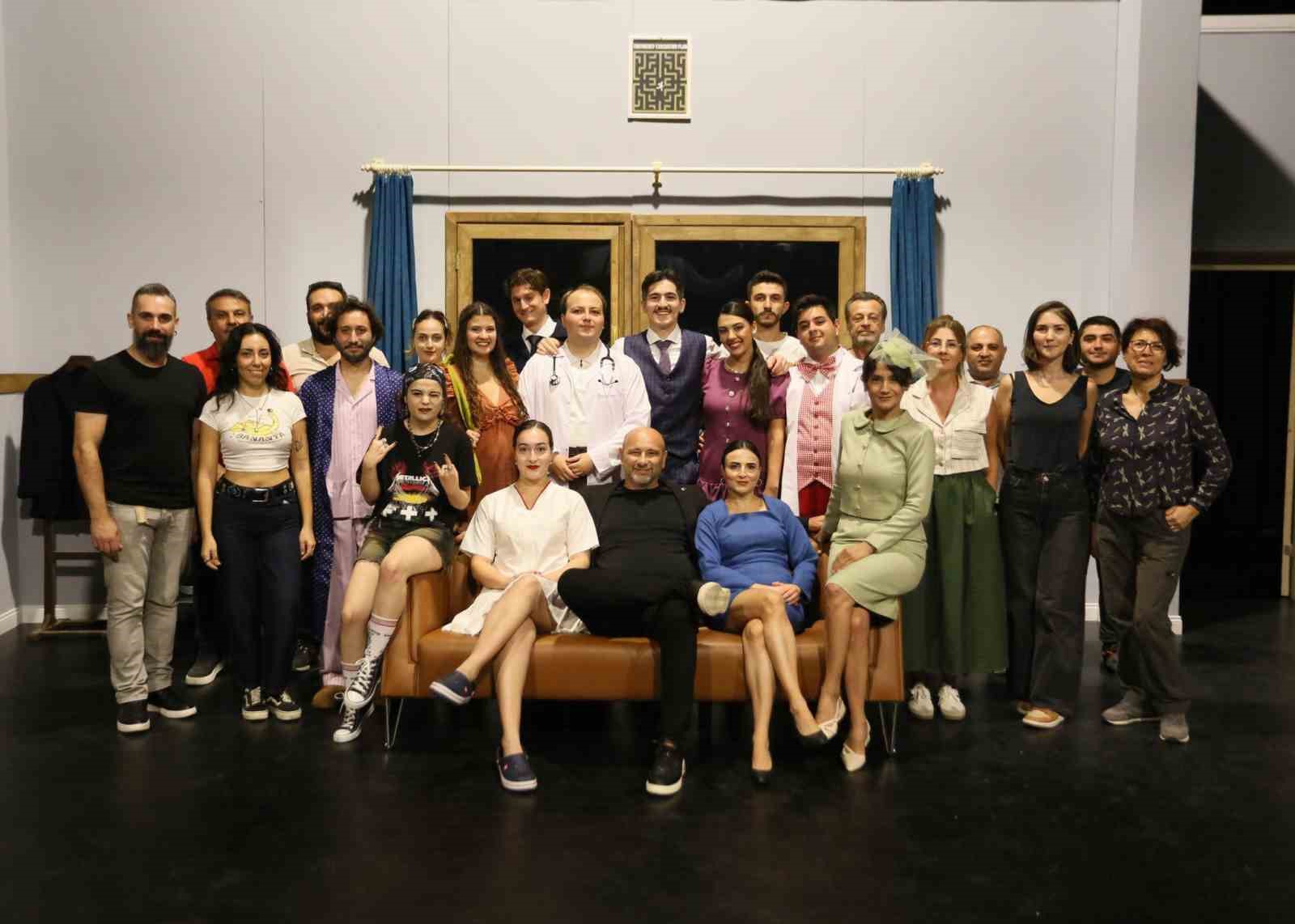 Kepez Kent Tiyatrosu’ndan kahkaha dolu bir oyun: "Kaç Baba Kaç"