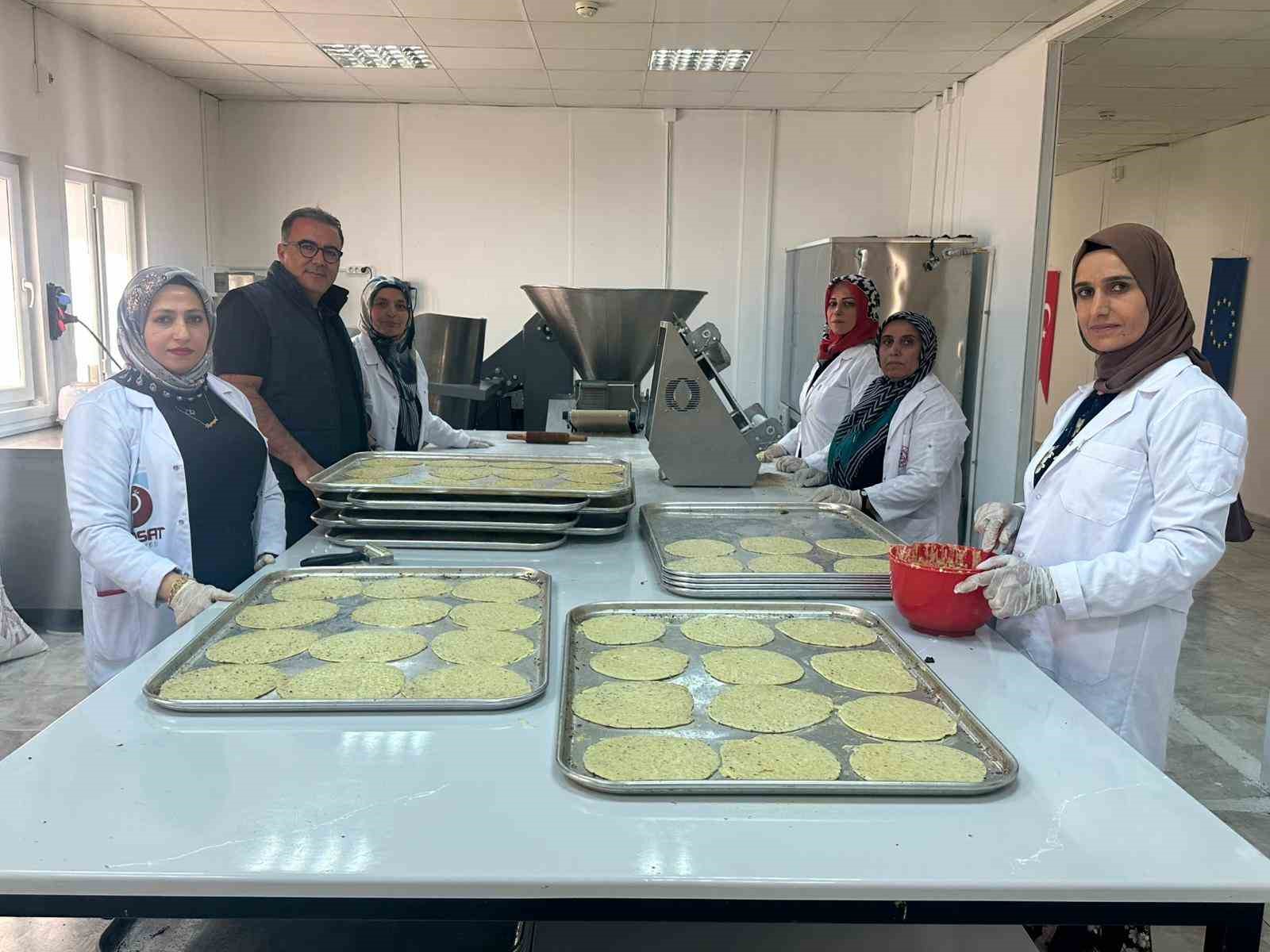 Kadınlar hem kültürlerini yaşatıyor hem de aile ekonomisine katkı sağlıyor