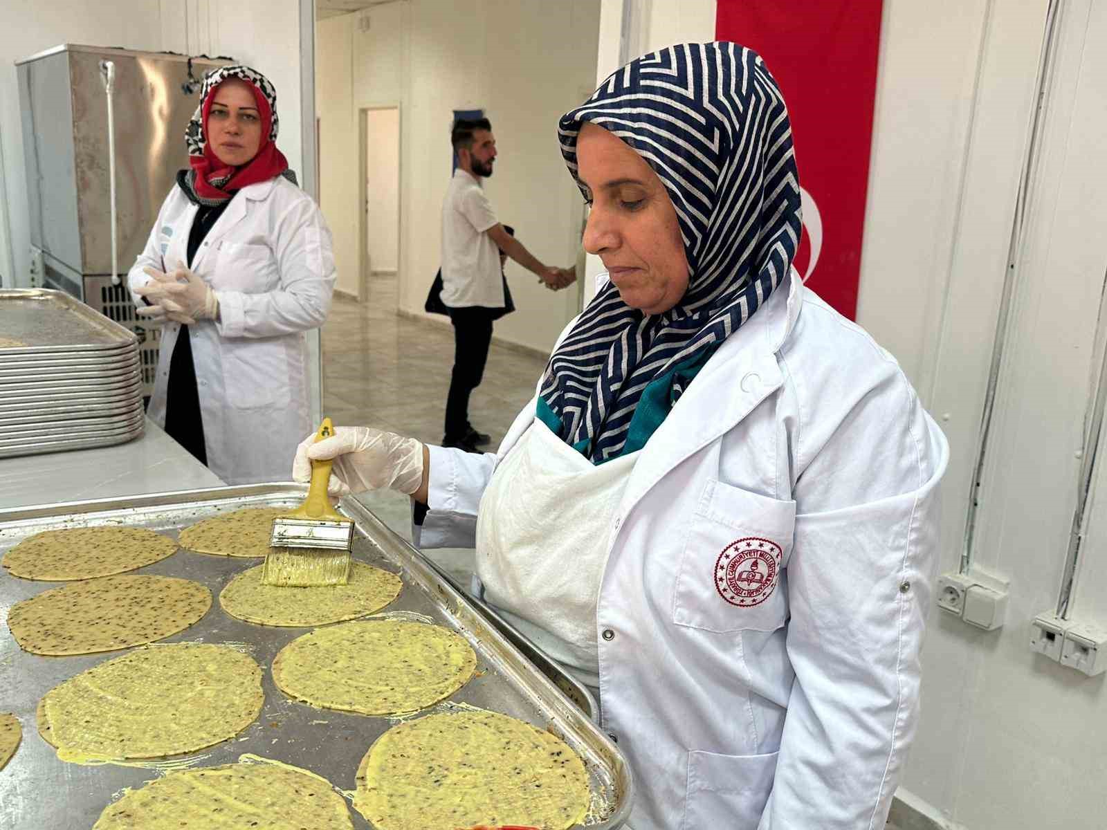 Kadınlar hem kültürlerini yaşatıyor hem de aile ekonomisine katkı sağlıyor