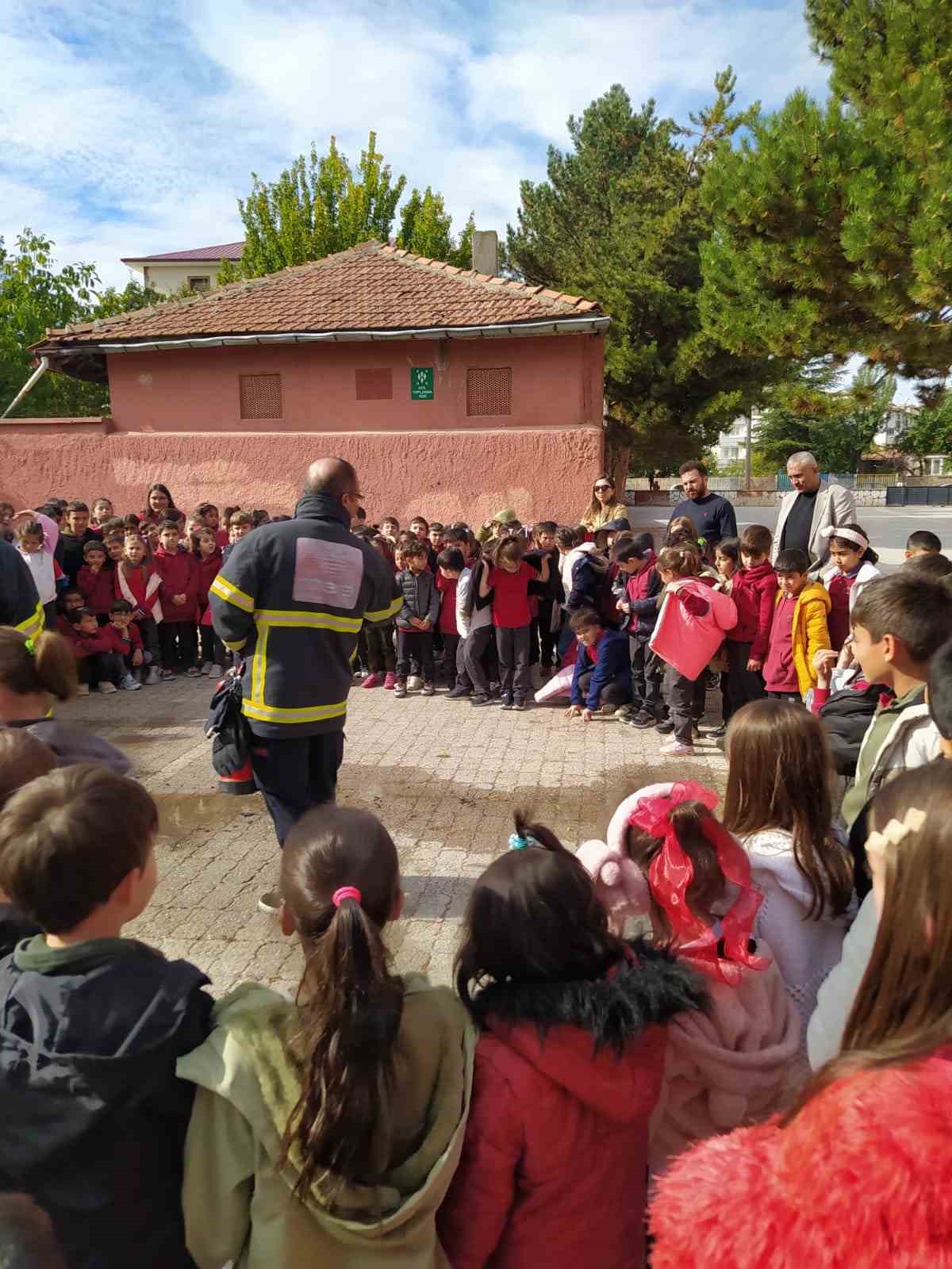 Çorum’da ilkokul öğrencilerine yangın eğitimi