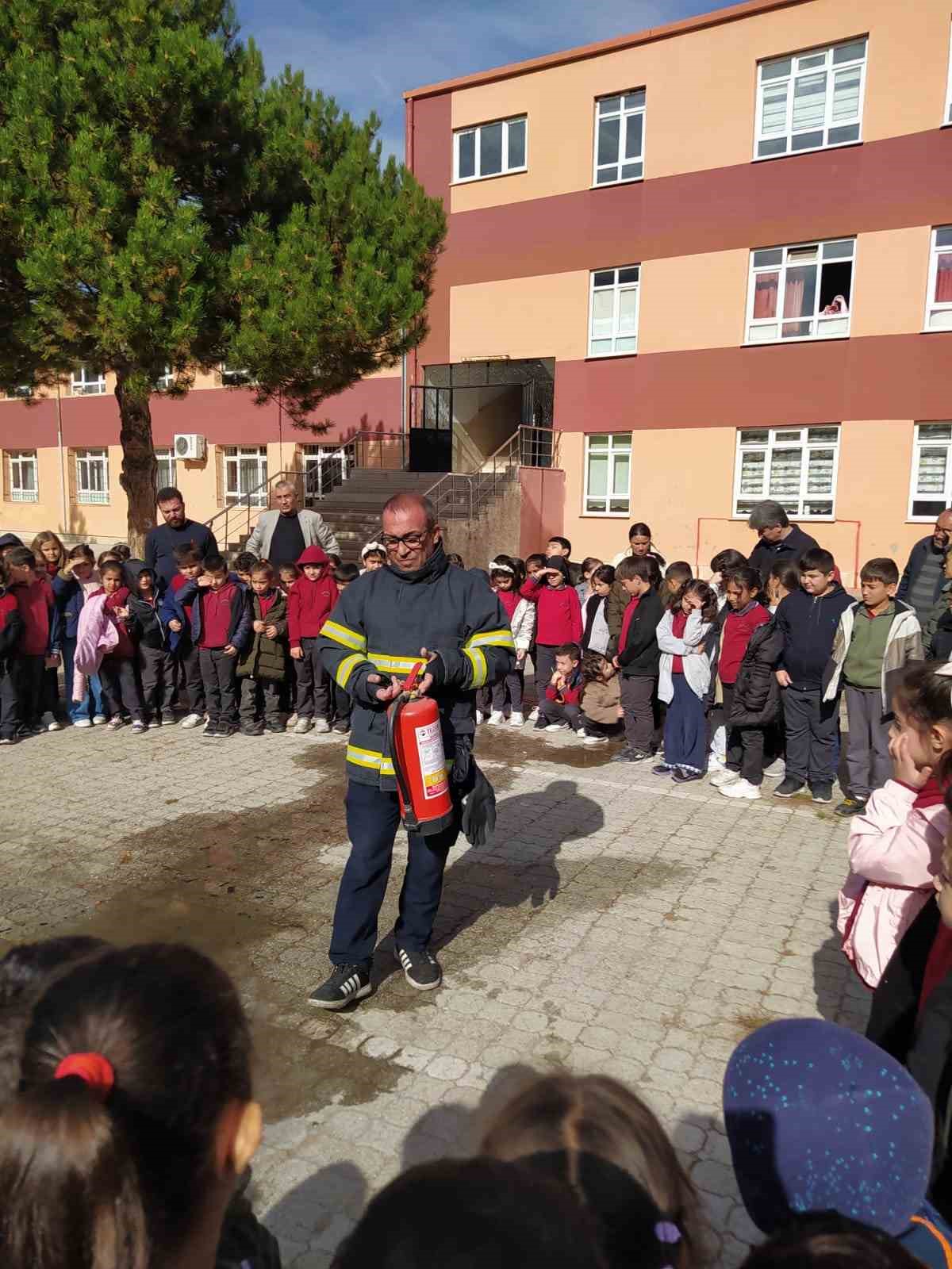 Çorum’da ilkokul öğrencilerine yangın eğitimi