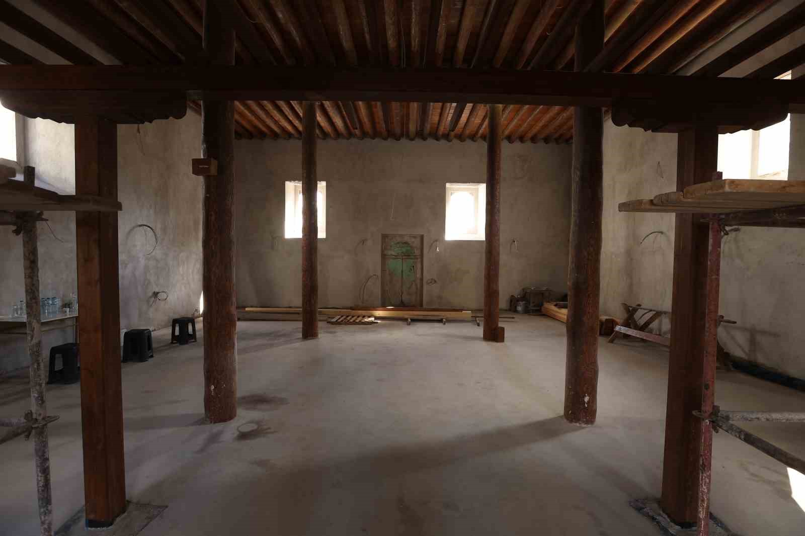 Başkan B&uuml;y&uuml;kkılı&ccedil;&rsquo;tan restore edilen tarihi camide inceleme
