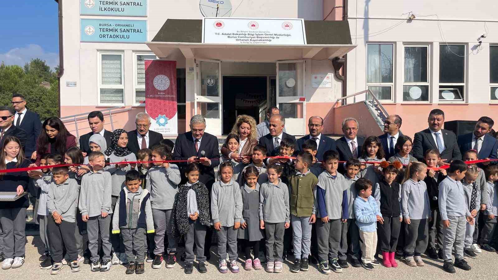 Köy okulu çocuklarının bilgisayar sevinci
