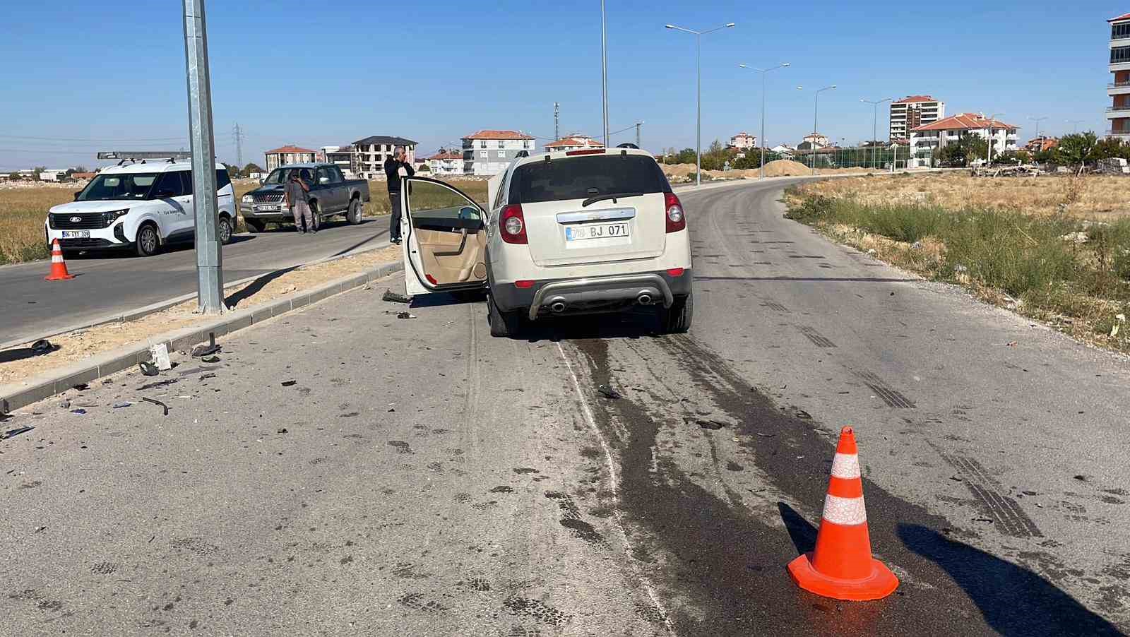 Karaman&rsquo;da hafif ticari ara&ccedil;la cip &ccedil;arpıştı: 3 yaralı
