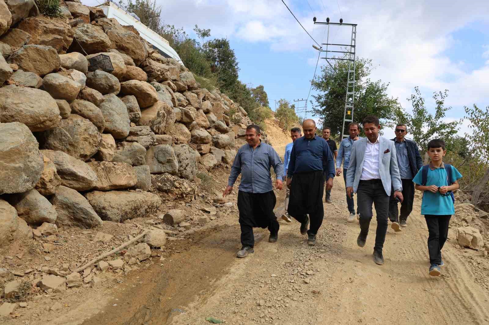 Feke’de üreticilerin kış öncesi zorlu yol sorunu çözüldü: Mahallede büyük sevinç yaşandı