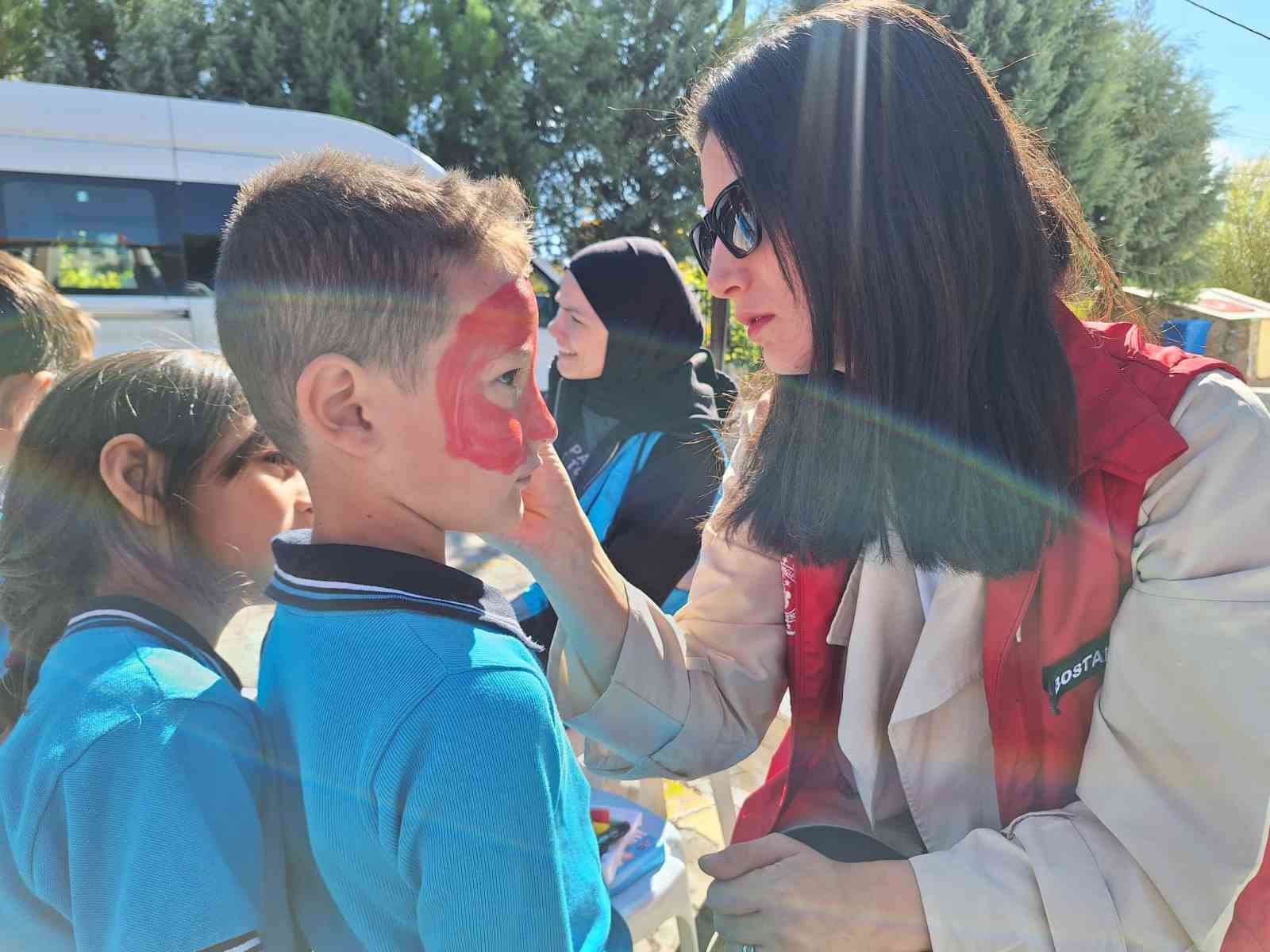 Kavaklıdere&rsquo;de g&ouml;n&uuml;ll&uuml; gen&ccedil;lerden miniklere tiyatro keyfi
