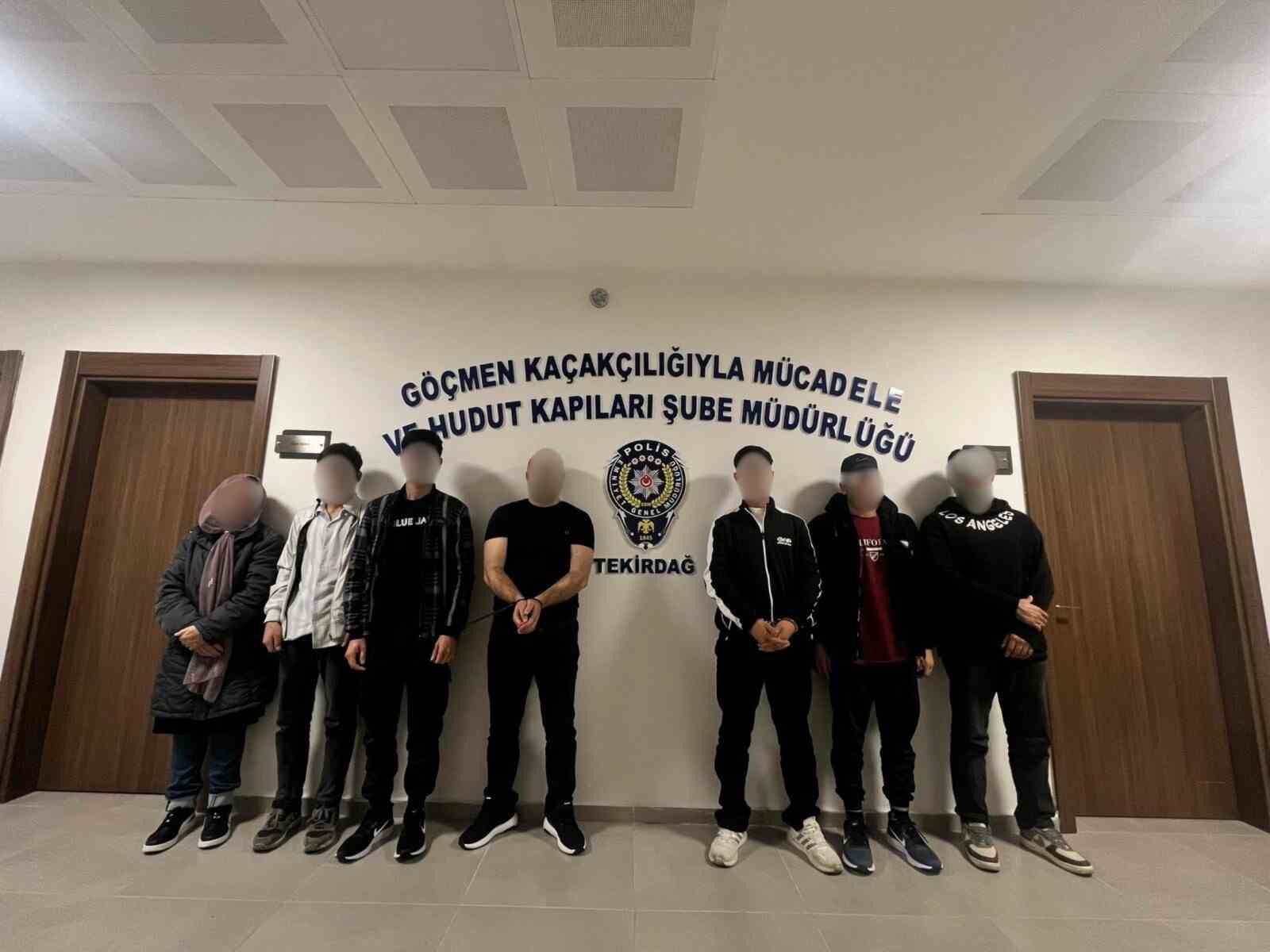 Düğün aracı süsü verilen otomobilden 5 kaçak göçmen çıktı