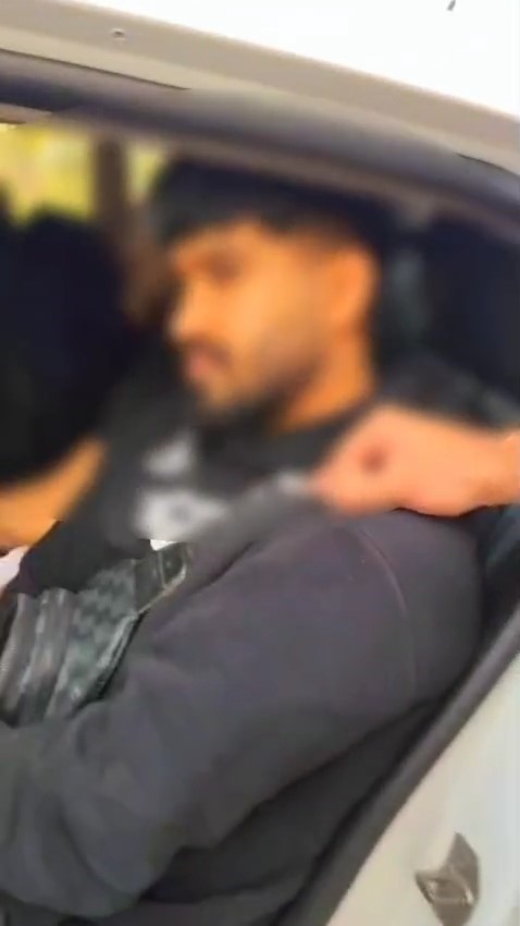 D&uuml;ğ&uuml;n aracı s&uuml;s&uuml; verilen otomobilden 5 ka&ccedil;ak g&ouml;&ccedil;men &ccedil;ıktı
