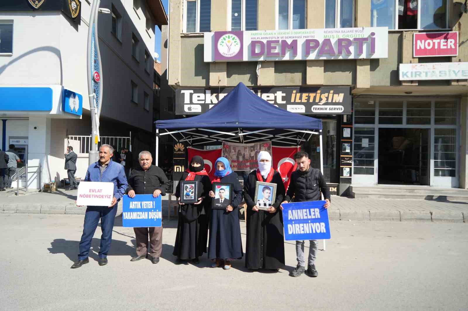 Muş&rsquo;ta annelerin evlat n&ouml;beti devam ediyor
