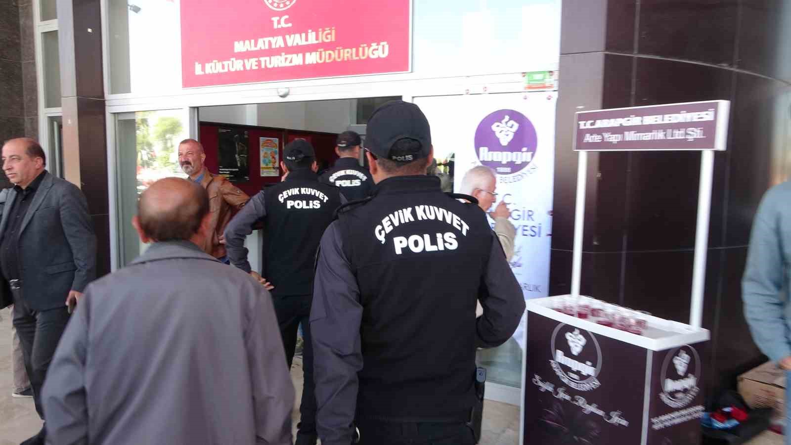 CHP İl Kongresi&rsquo;nde yumruklar havada u&ccedil;uştu
