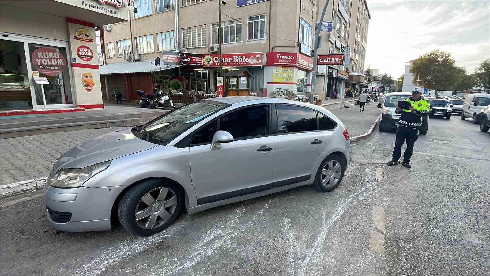 Otomobilin &ccedil;arptığı yaşlı kadın yaralandı
