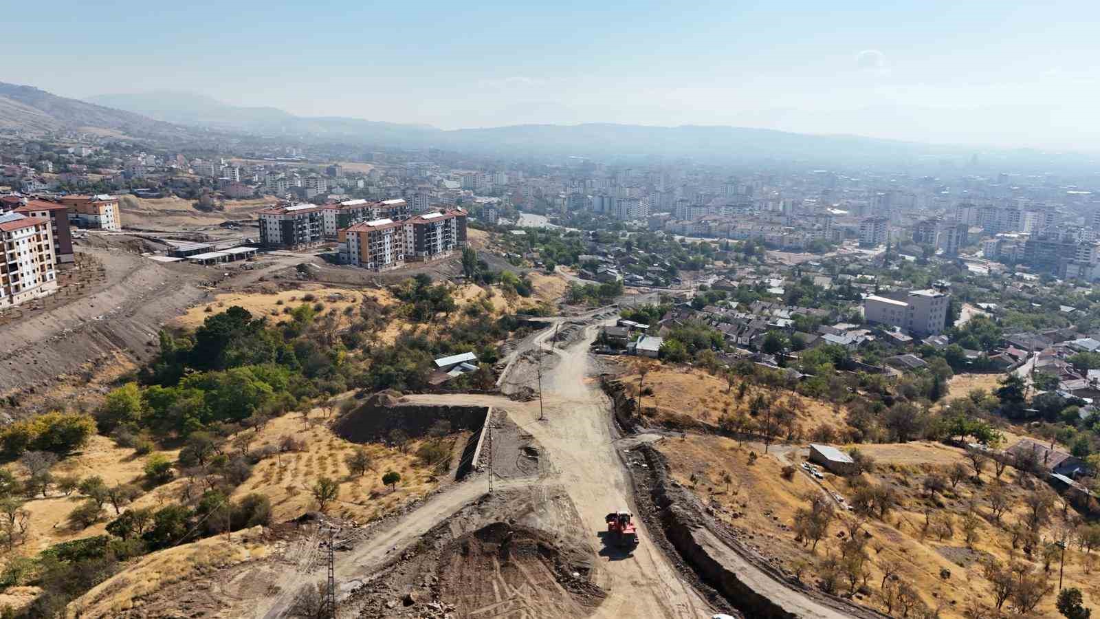 Elazığ&rsquo;da yol genişletme &ccedil;alışmaları s&uuml;r&uuml;yor
