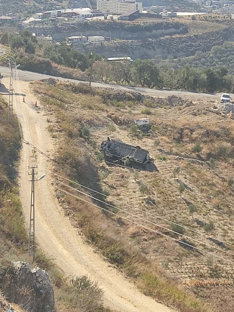 U&ccedil;urumdan yuvarlanan servisin s&uuml;r&uuml;c&uuml;s&uuml; yaralandı
