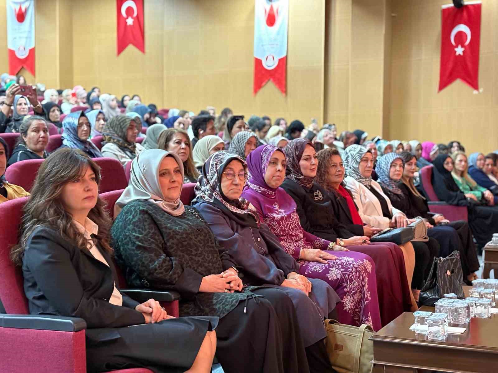Sincan Belediyesi, Nilhan Osmanoğlu&rsquo;nu Sincanlı kadınlarla buluşturdu
