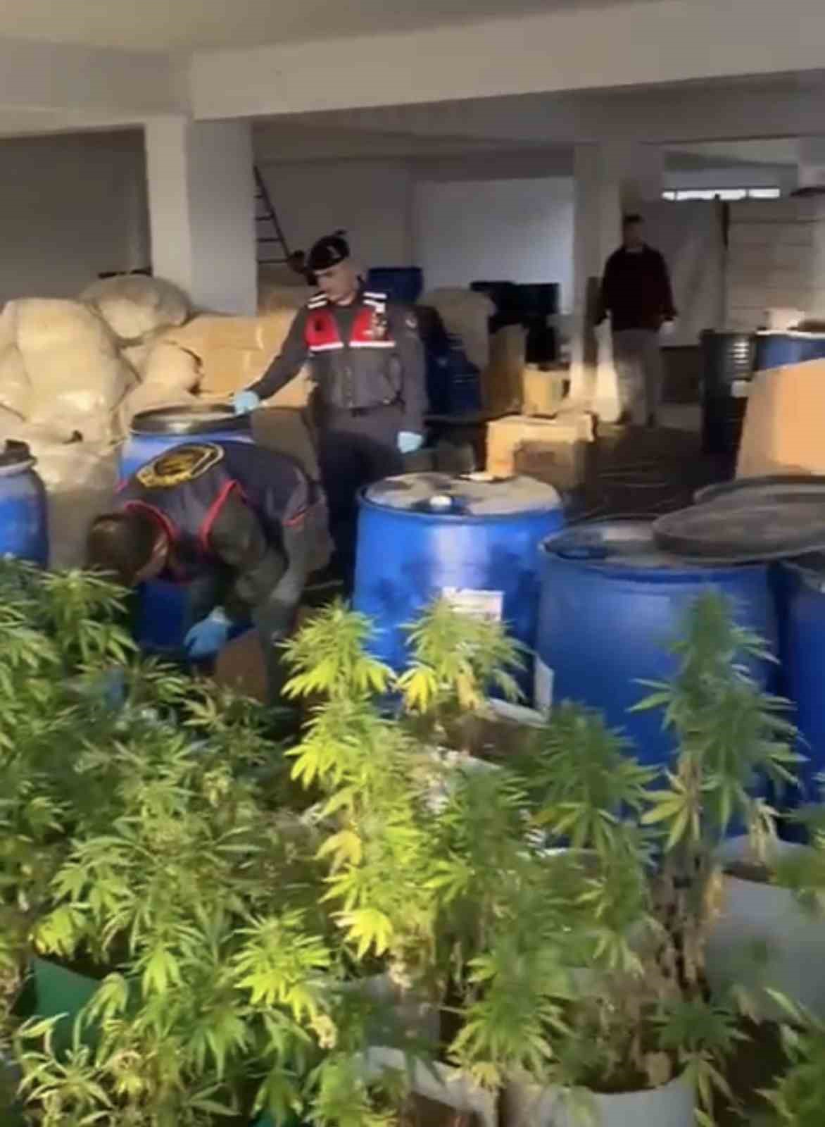 Jandarma evin deposunda bidona ekili uyuşturucu ele ge&ccedil;irdi
