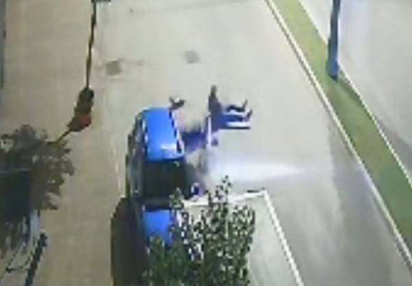 Motosikletlinin yola savrulup olay yerinden uzaklaşması kamerada
