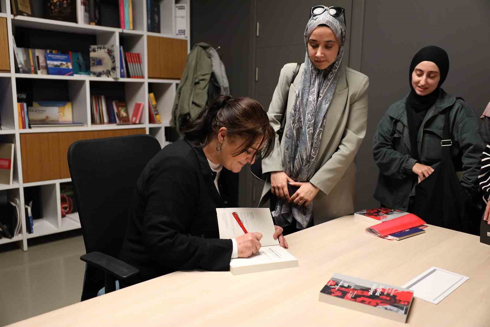 Yazar Mut: "Artık zulm&uuml;n gizlenemediği bir d&ouml;nemden ge&ccedil;iyoruz"
