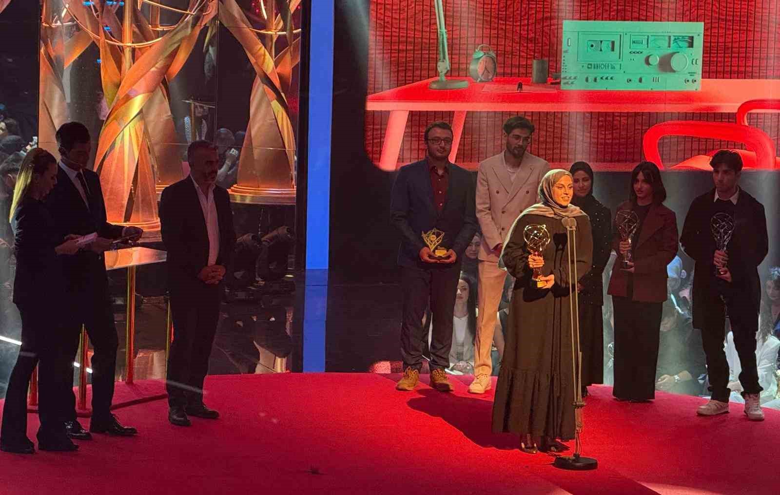 Anadolu &Uuml;niversitesi &ouml;ğrencileri TRT Geleceğin İletişimcileri Yarışması&rsquo;ndan &ouml;d&uuml;llerle d&ouml;nd&uuml;
