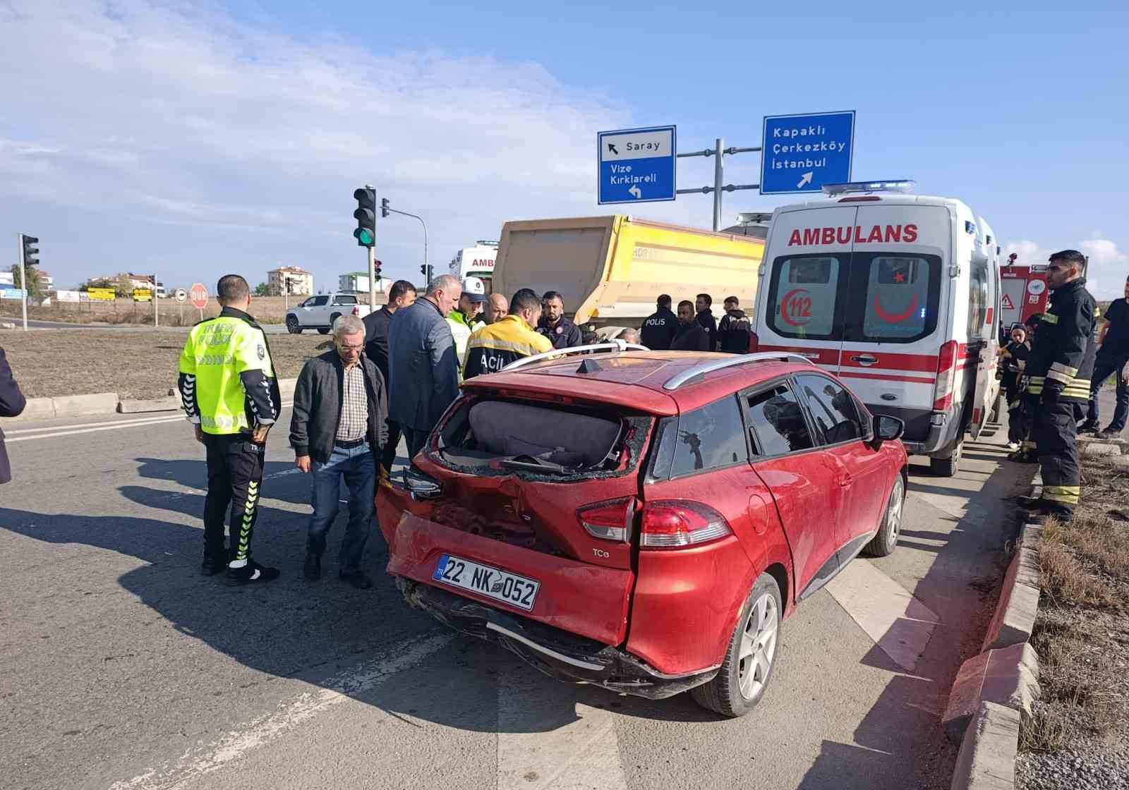 Hafif ticari ara&ccedil; ile otomobil &ccedil;arpıştı: 2&rsquo;si &ccedil;ocuk 3 yaralı
