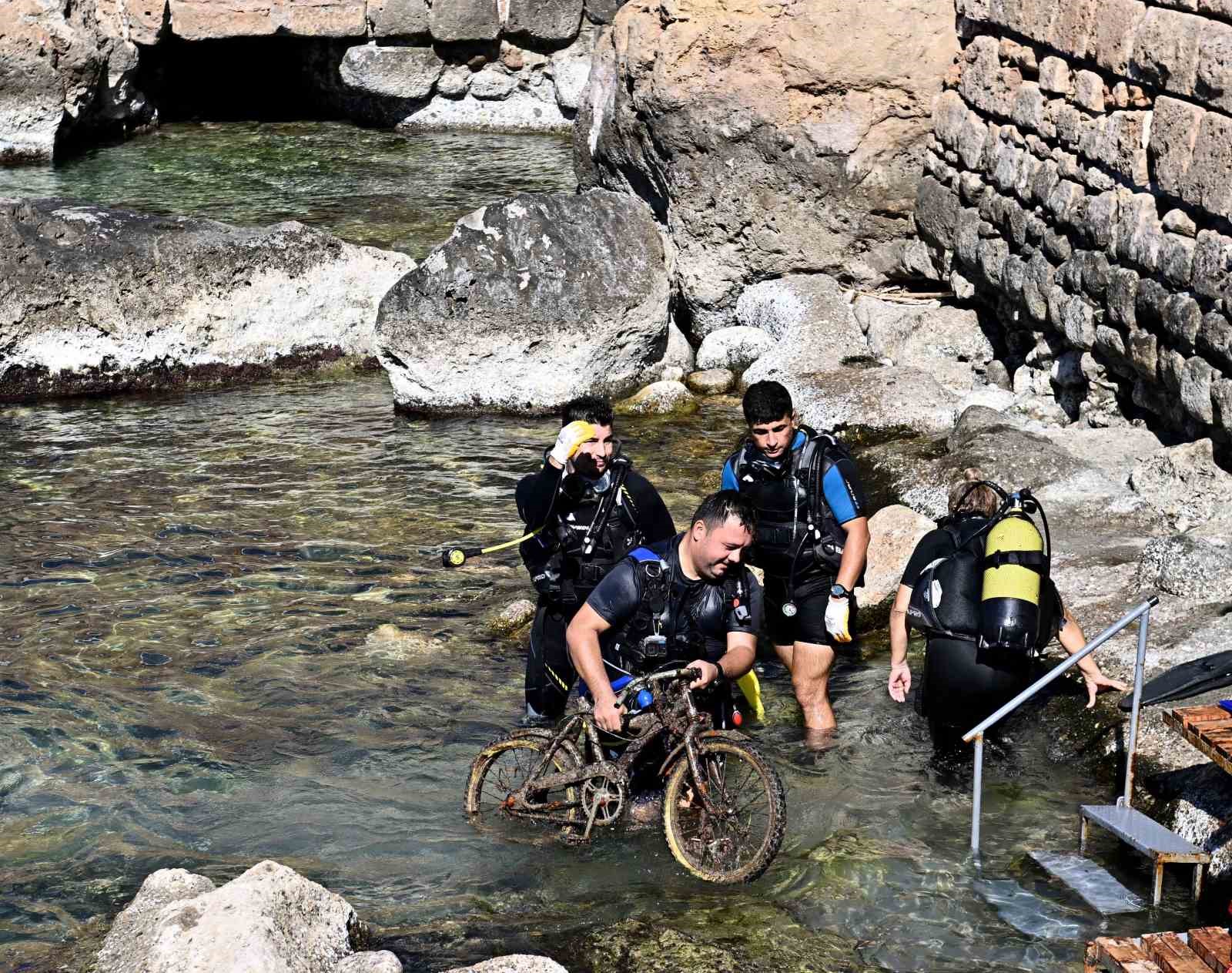 Antalya&rsquo;da deniz dibinden oksitlenmiş tabanca ve 2 bisiklet &ccedil;ıktı

