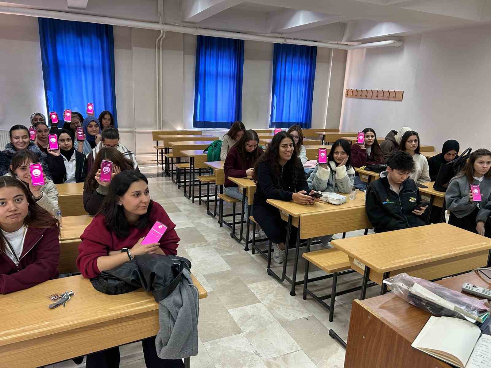 Üniversite öğrencilerine şiddetle mücadele anlatıldı