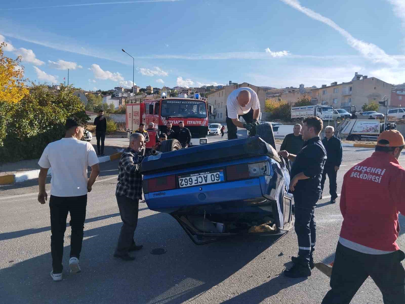 Sivas&rsquo;ta devrilen ara&ccedil;ta yaralanan olmadı
