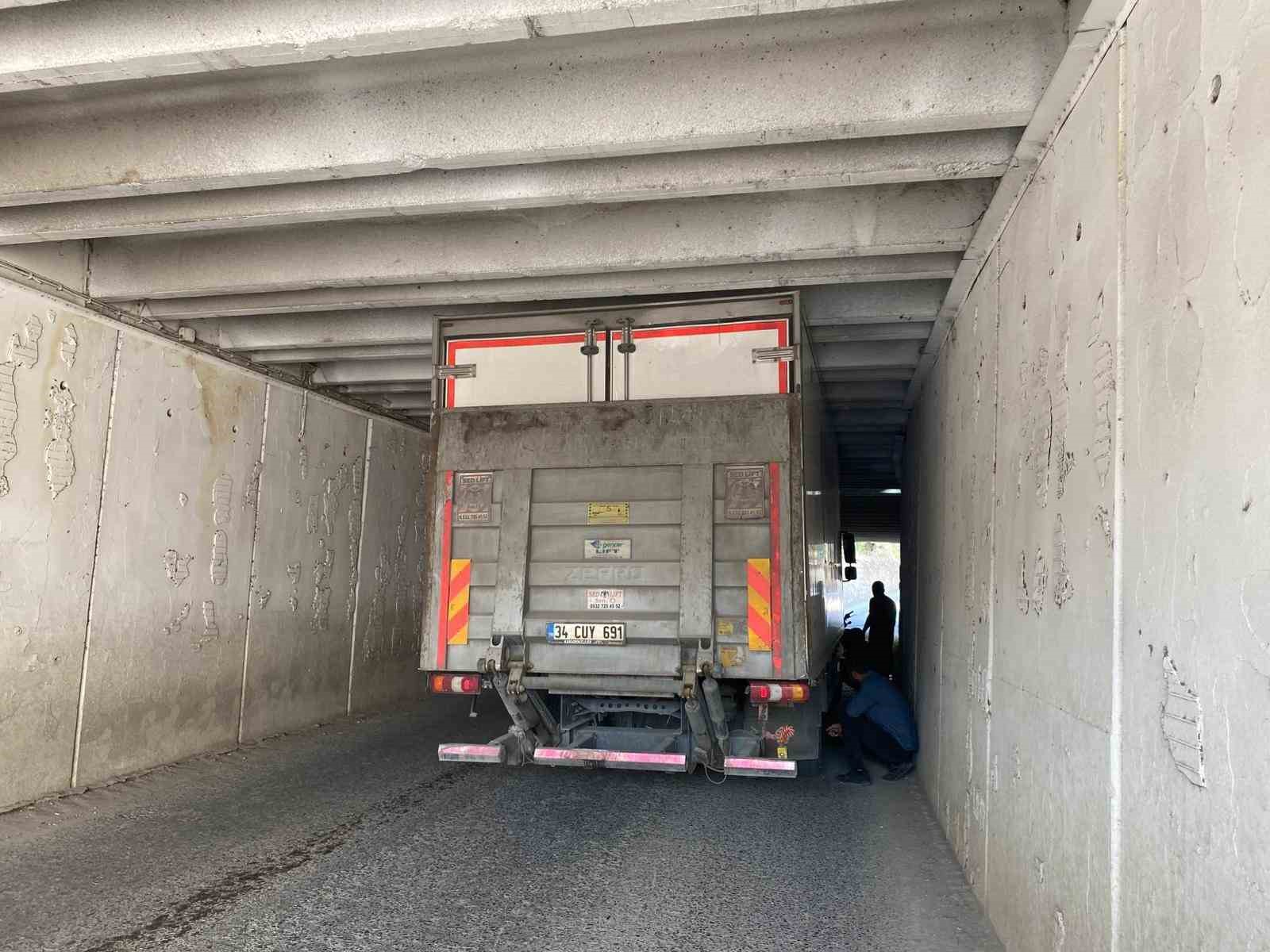 Alt ge&ccedil;itte sıkışan kamyonun yardımına ekipler yetişti
