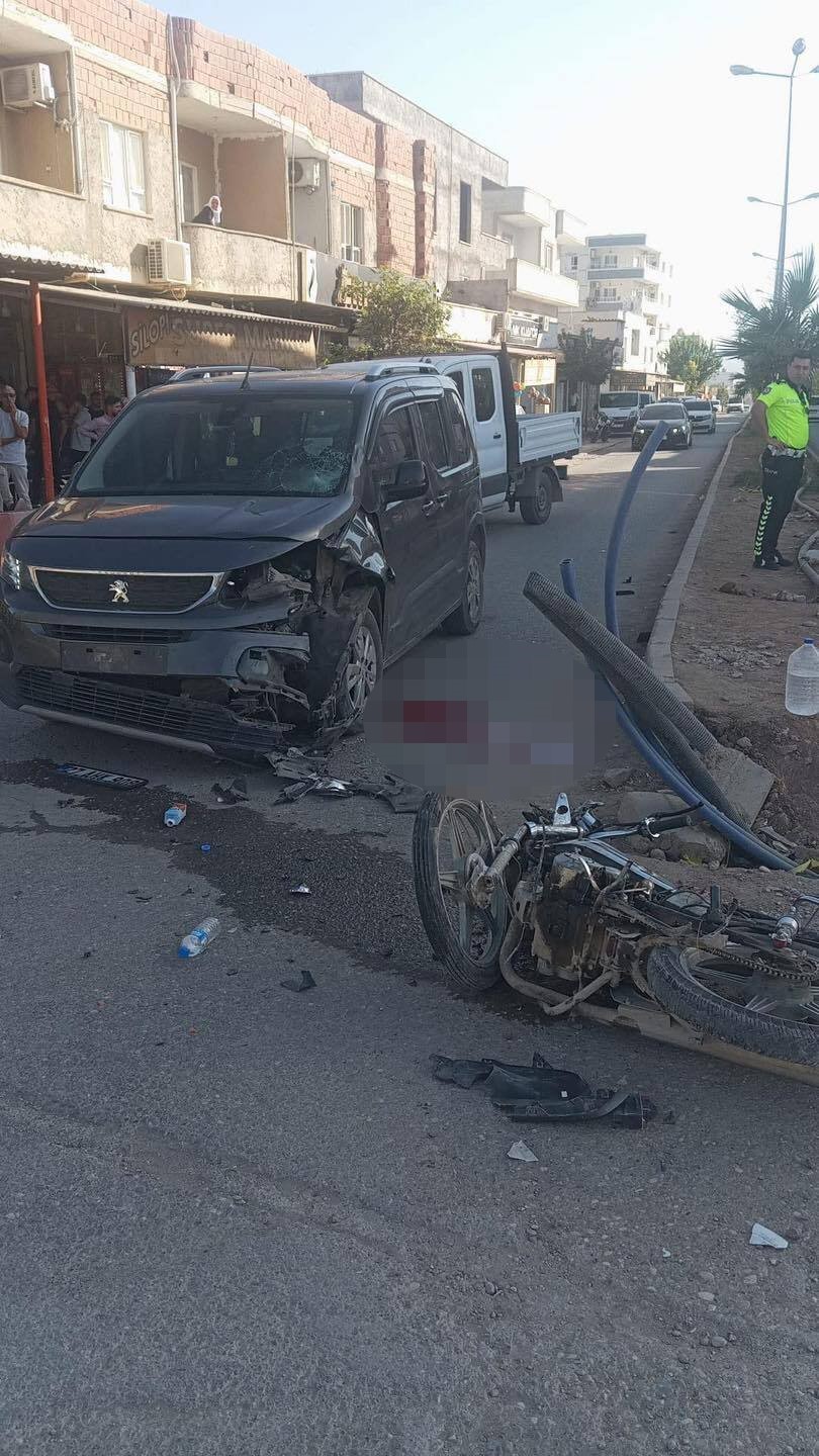 Şırnak&rsquo;ta motosiklet s&uuml;r&uuml;c&uuml;s&uuml;n&uuml;n ağır yaralandığı kaza kamerada
