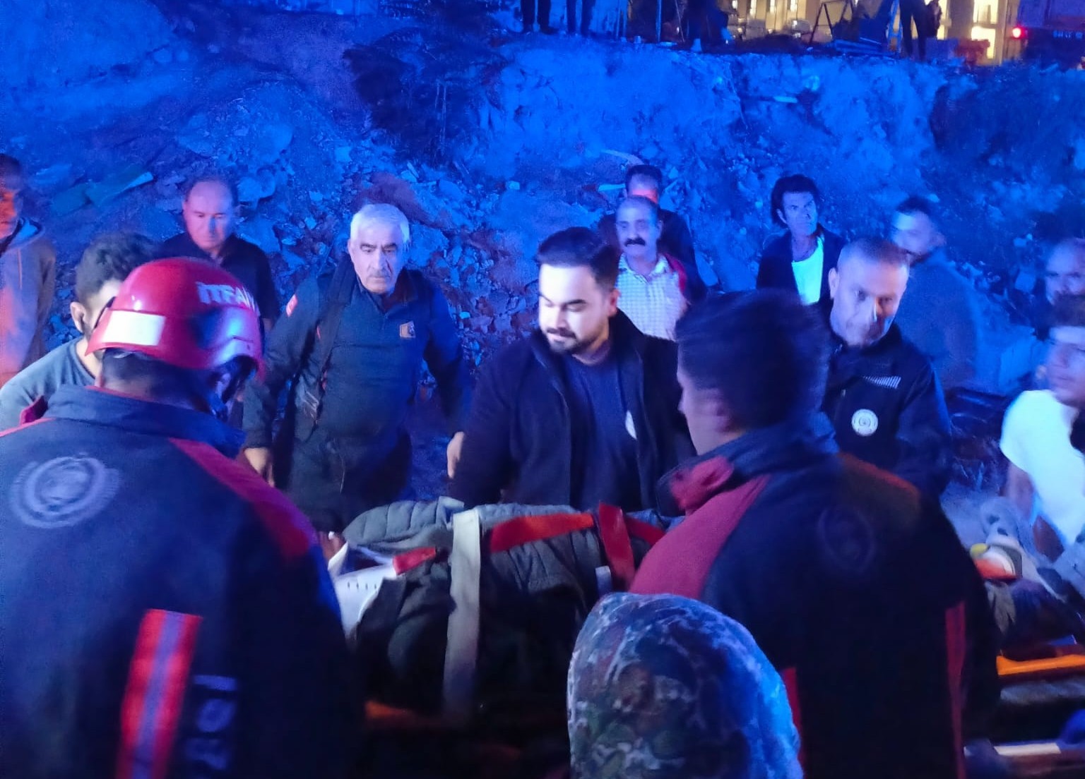 Asans&ouml;r montajı sırasında 3 metreden d&uuml;şen iş&ccedil;i ağır yaralandı
