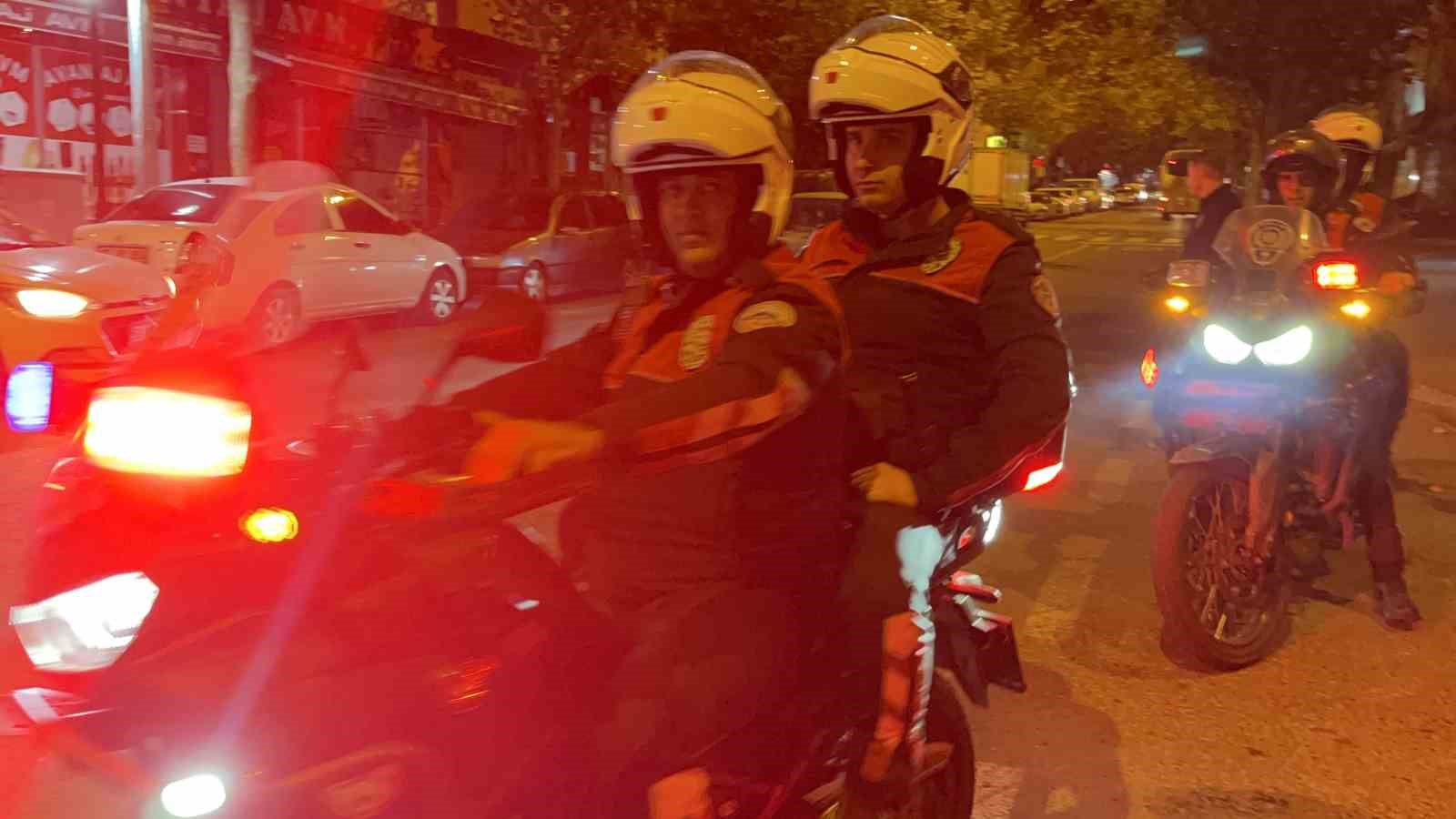 Bıçaklı yaralama olayına karışan motosikletli şüpheliler polisten kaçarken kaza yaptı: 3 yaralı
