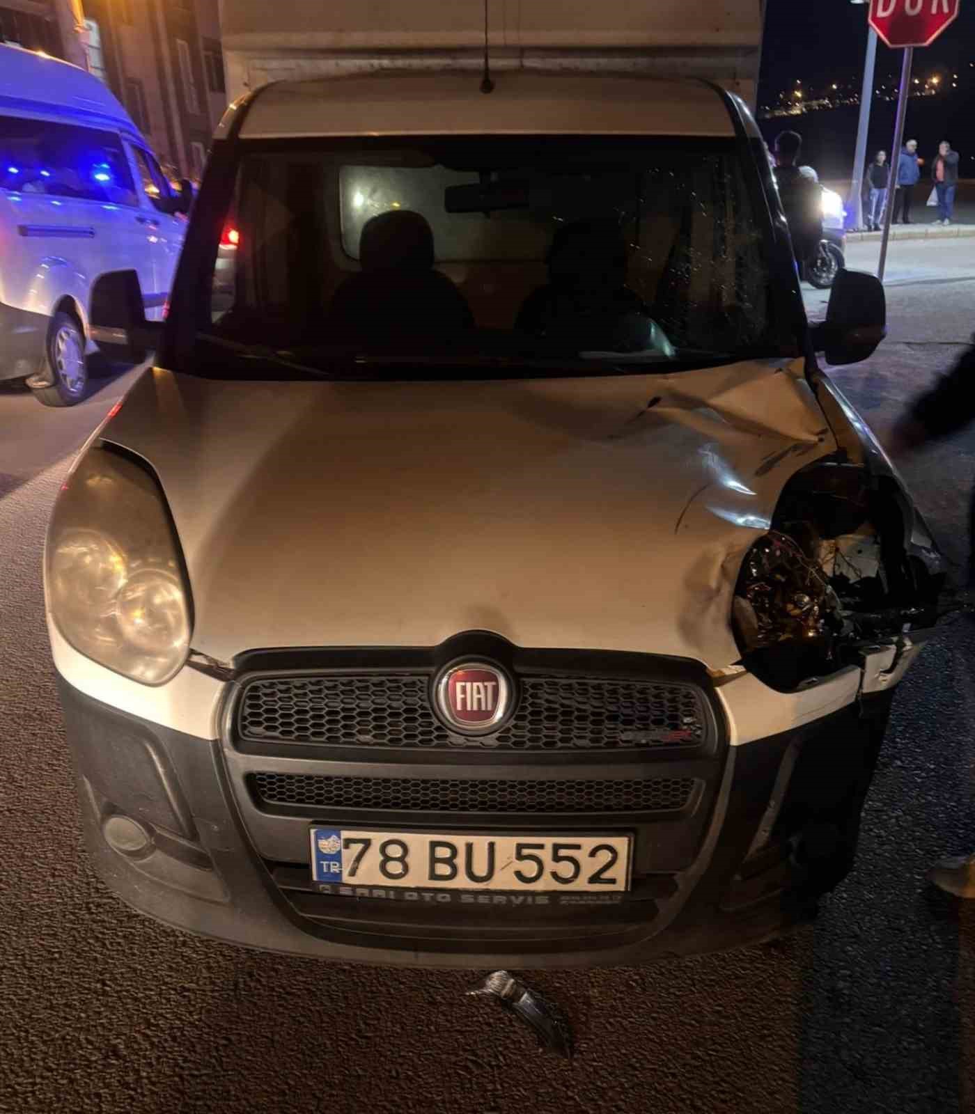 Motosiklet ile hafif ticari araç çarpıştı: 2 yaralı