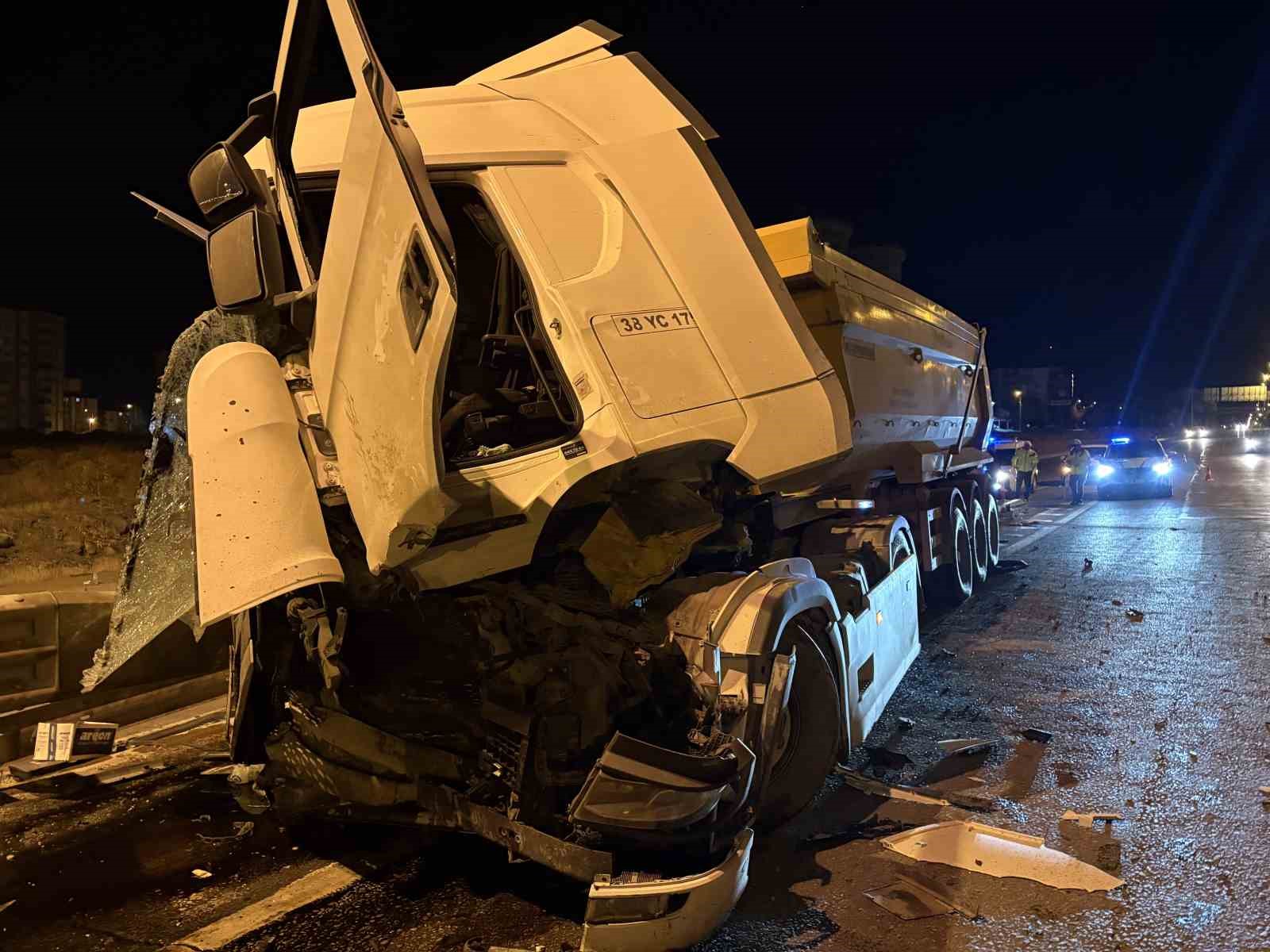 Kayseri&rsquo;de tır bariyerlere girdi: 1 yaralı
