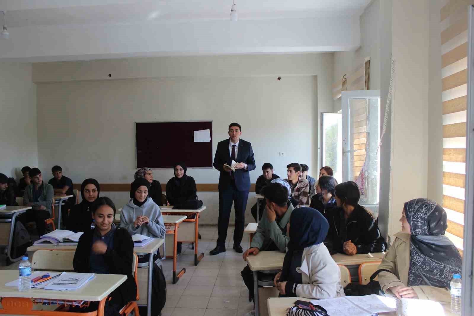 Kaymakam Erdoğan, öğrenciler ve öğretmenlerle bir araya geldi