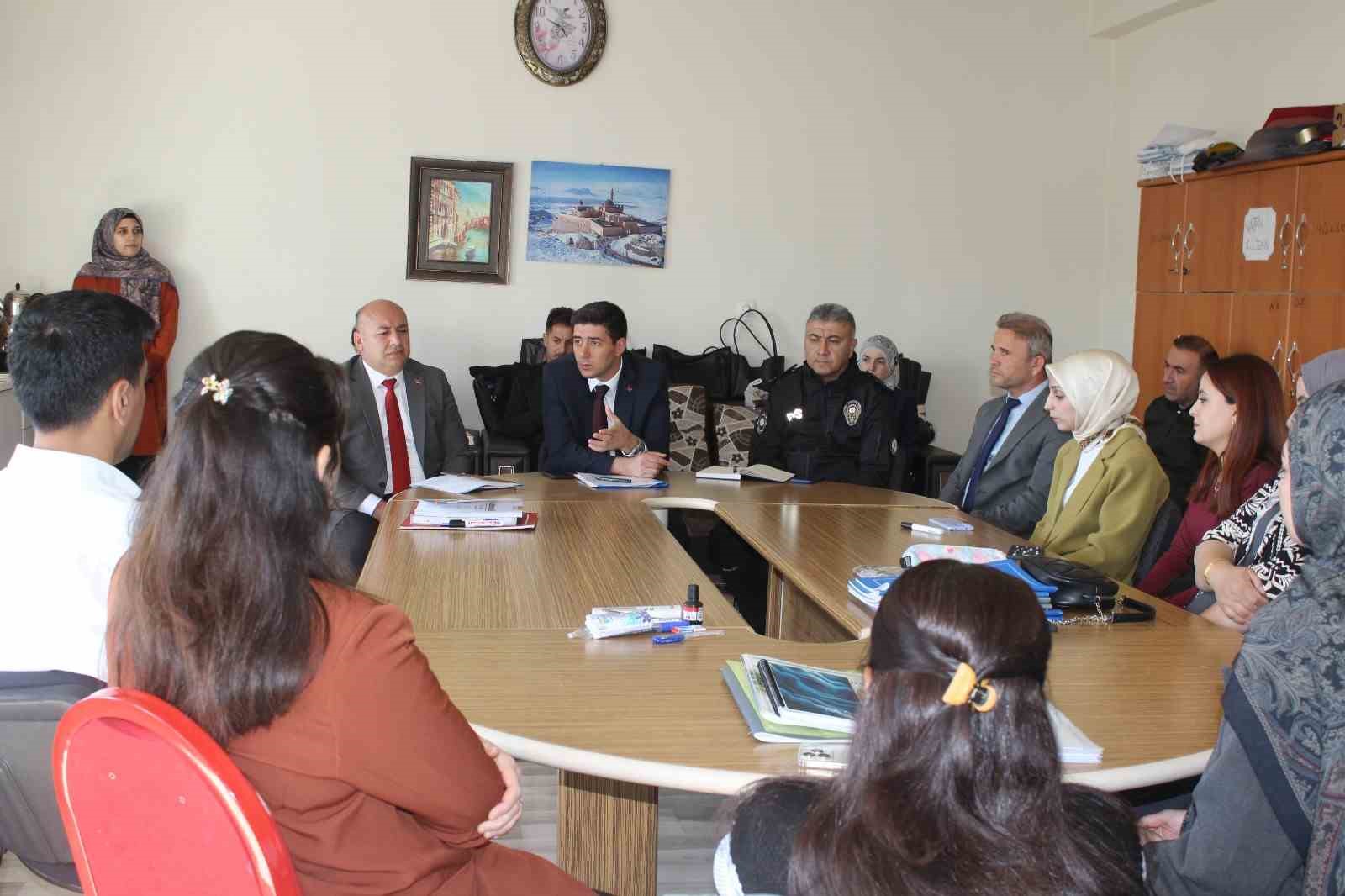 Kaymakam Erdoğan, öğrenciler ve öğretmenlerle bir araya geldi