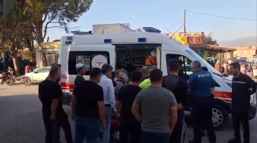 Kazada savrulan motosikletin sürücüsü yaşlı çiftin üzerine uçtu: 4 yaralı
