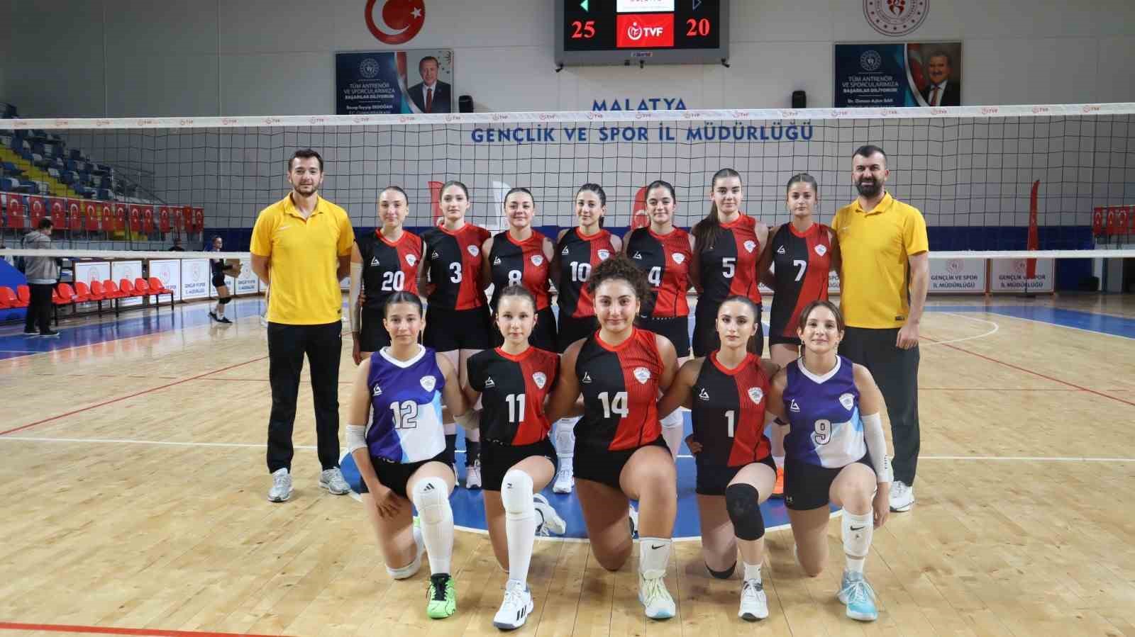 Malatya Voleybol, evinde fırtına gibi esti