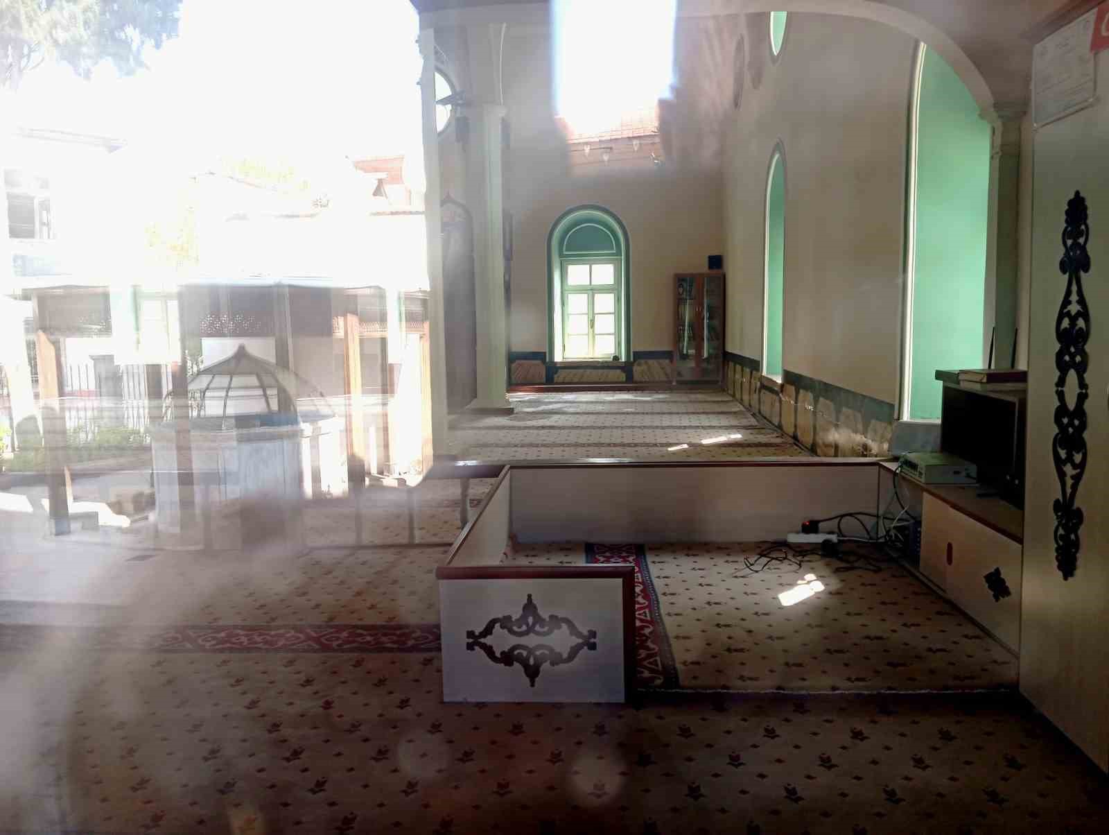 &Ccedil;atlaklar y&uuml;z&uuml;nden 2 yıldır ibadete kapalı
