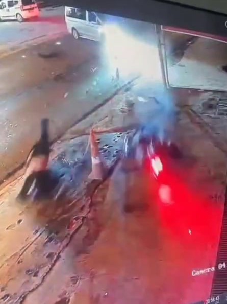 Motosikletli gençlerin havada savrulduğu kaza kamerada