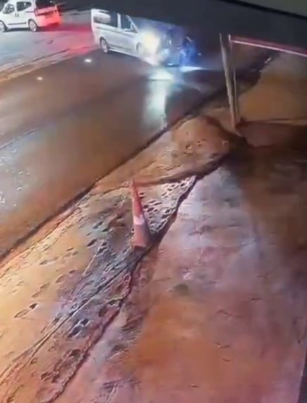 Motosikletli gençlerin havada savrulduğu kaza kamerada
