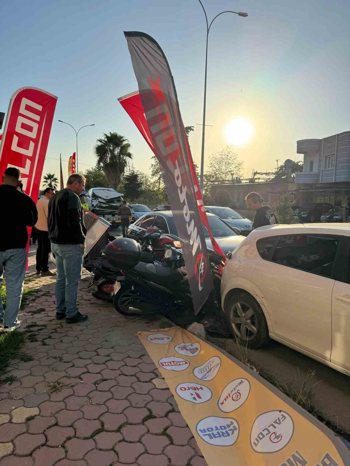 Osmaniye’de kontrolden çıkan otomobil park halindeki araçlara çarptı
