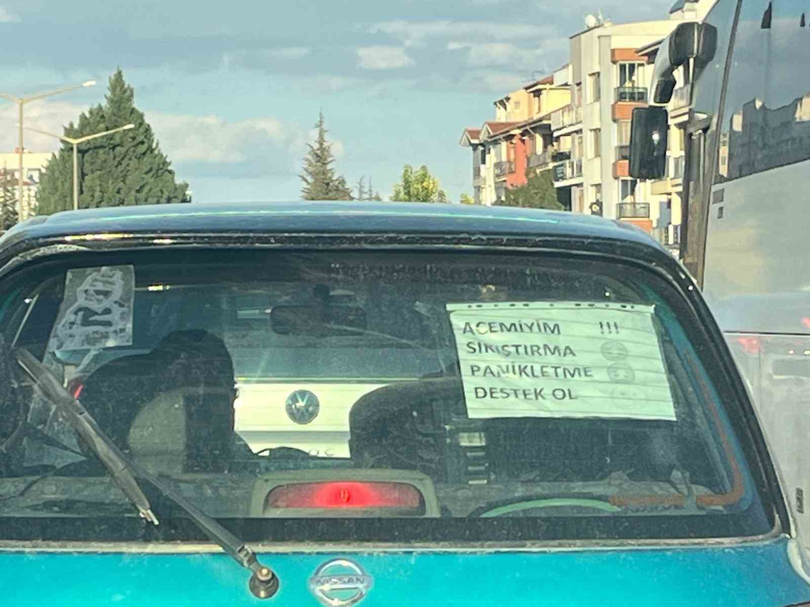 Acemi sürücünün arabasına astığı not dikkat çekiyor